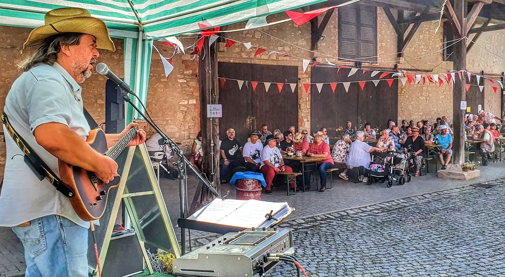 Countrymusiker Jens Dammann hatte erst den dritten Auftritt in diesem Jahr. Die Besucher bekamen bei Kaffee und Kuchen auch Neues zu hören.