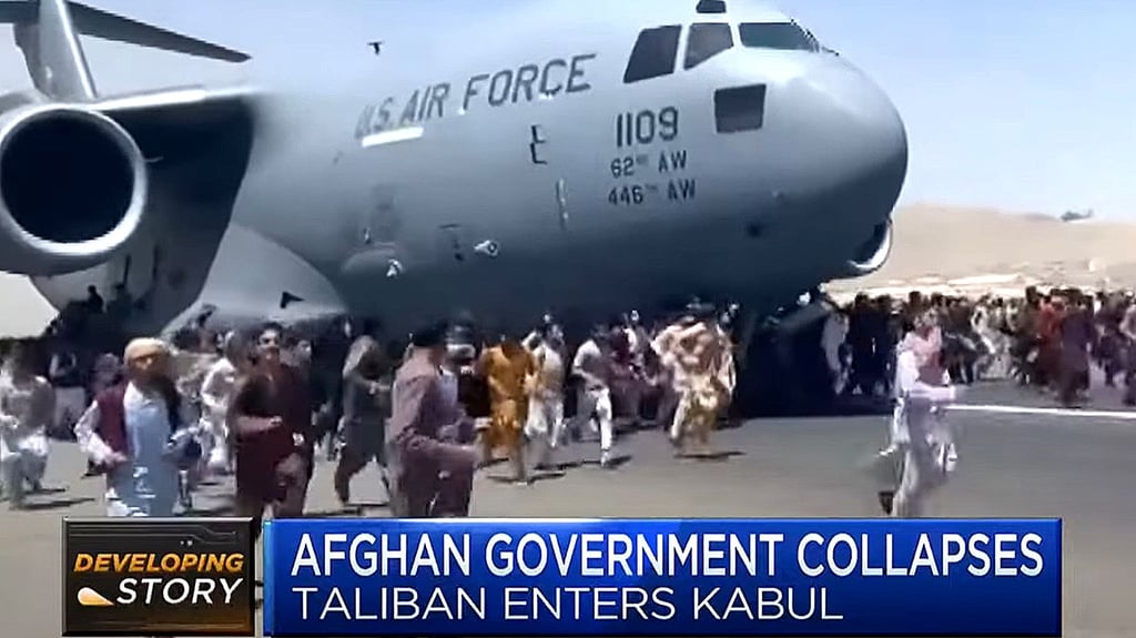 Hunderte Afghanen laufen gestern während des Starts einer amerikanischen Militärmaschine auf dem Flughafen Kabul neben der Maschine her. Mehrere Menschen versuchten noch während der Startphase in das Flugzeug zu gelangen.