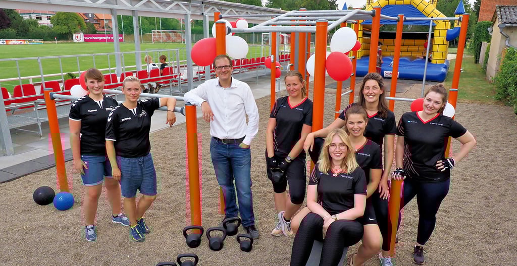 Ein Sportgerät für Fitnessübungen an der frischen Luft weihten die Sportlerinnen des SC Osterwieck ein bedankten sich bei Robin Müller-Cajar für die Geldspende.