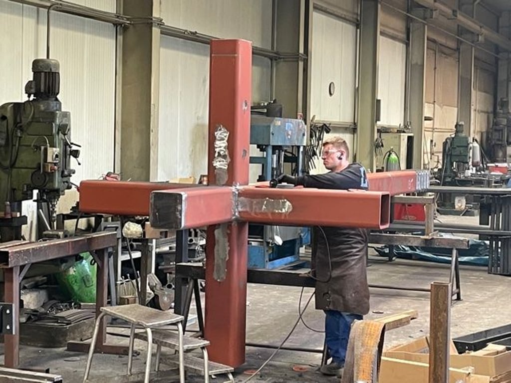 In einer Metallbaufirma wird der Glockenturm für die Magdeburger Matthäusgemeinde angefertigt.