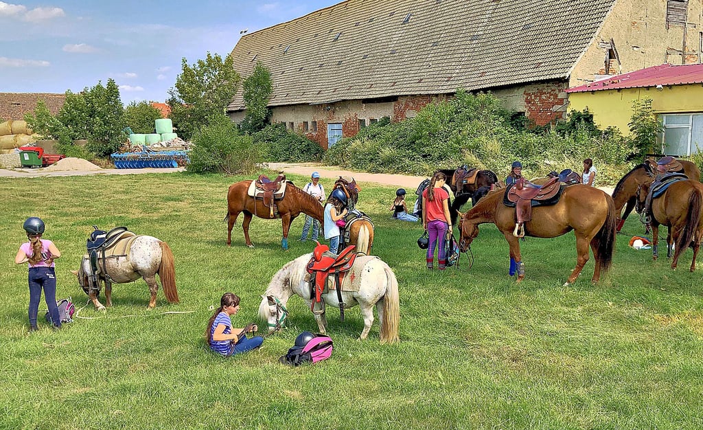 Kinder sind von der River Valley Ranch in Klöden nach Mauken zum Eisessen geritten.