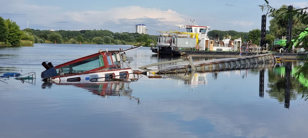 Nach einer Kollision auf der Weser geht ein mit mehreren Tonnen Mais beladenes Schiff unter.