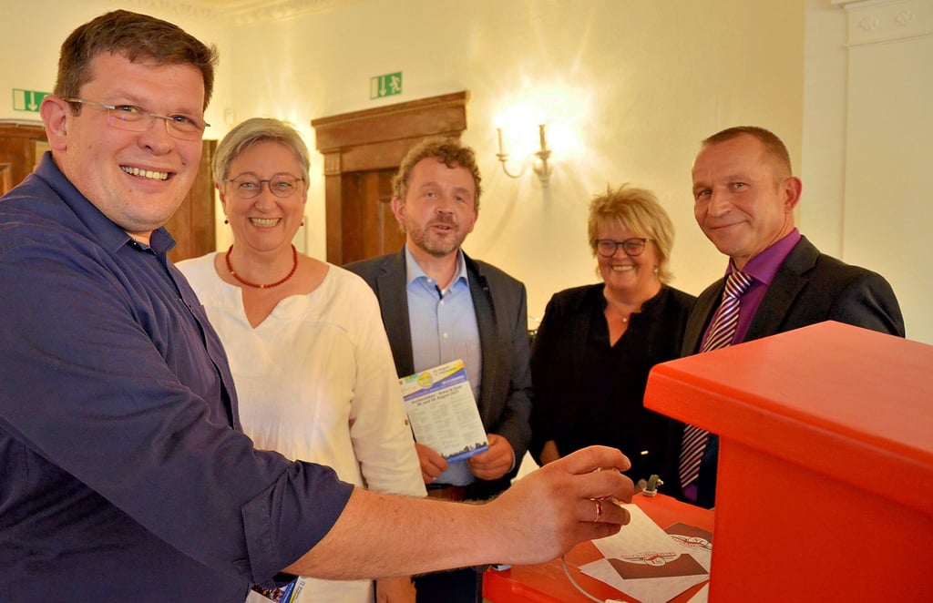Ein Sonderstempel des Salzländer Kulturstempels ist an jedem Veranstaltungs-Wochenende zu haben. Das riesige Programm des Kultursommers 2021 haben in ihren Städten jeweils organisiert der Theaterförderverein des Salzlandtheaters mit Stephan Czuartis (von links), die Bernburger Theater- und Veranstaltungs gGmbH und Mitteldeutsche Kammerphilharmonie Schönebeck mit der Geschäftsführerin jeder Organisationen Anita Bader, die Ascherslebener Kulturanstalt mit Matthias Poeschel und der Salzlandkreis mit Vize-Landrat Thomas Michling.