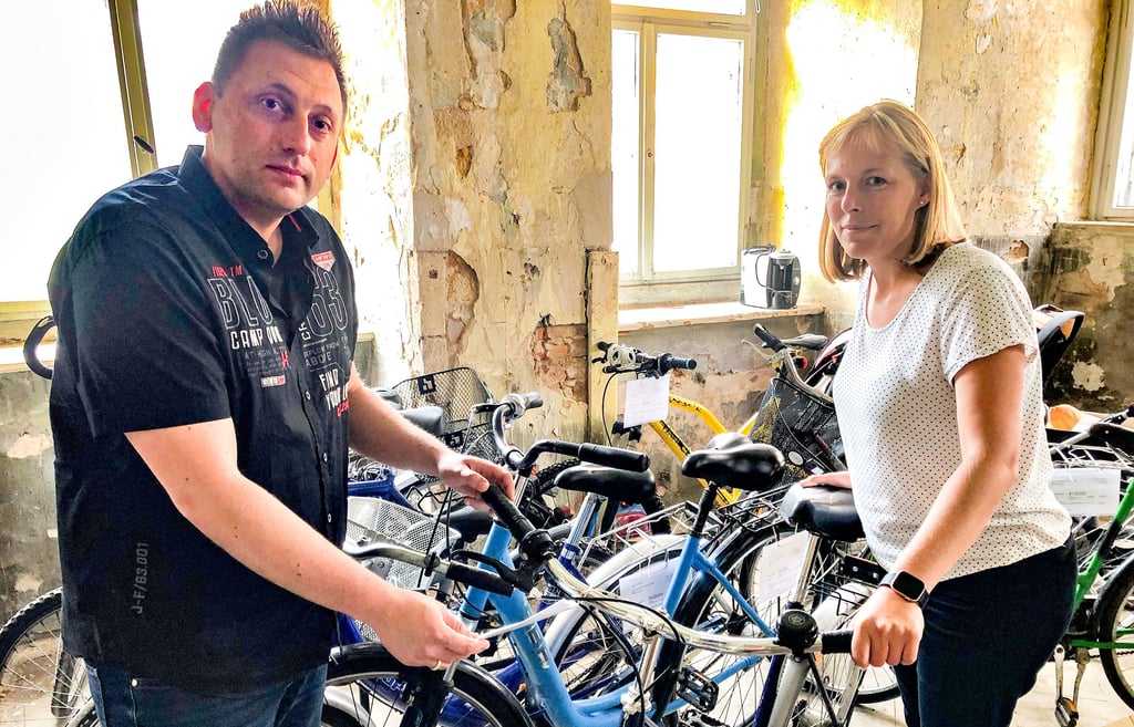 Ronny Tangel und Antje Schmidt kümmern sich bei der Stadt Weißenfels um Fundsachen.