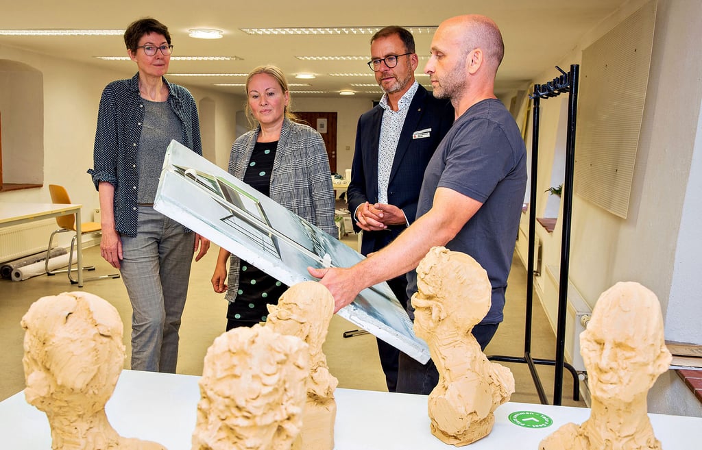 Charlotte Pannicke (v.li.), Ina Jänicke und Emanuel Schulze zeigen Sparkassen-Vorstand Hans-Michael Strube den Zwischenstand ihrer Arbeiten.