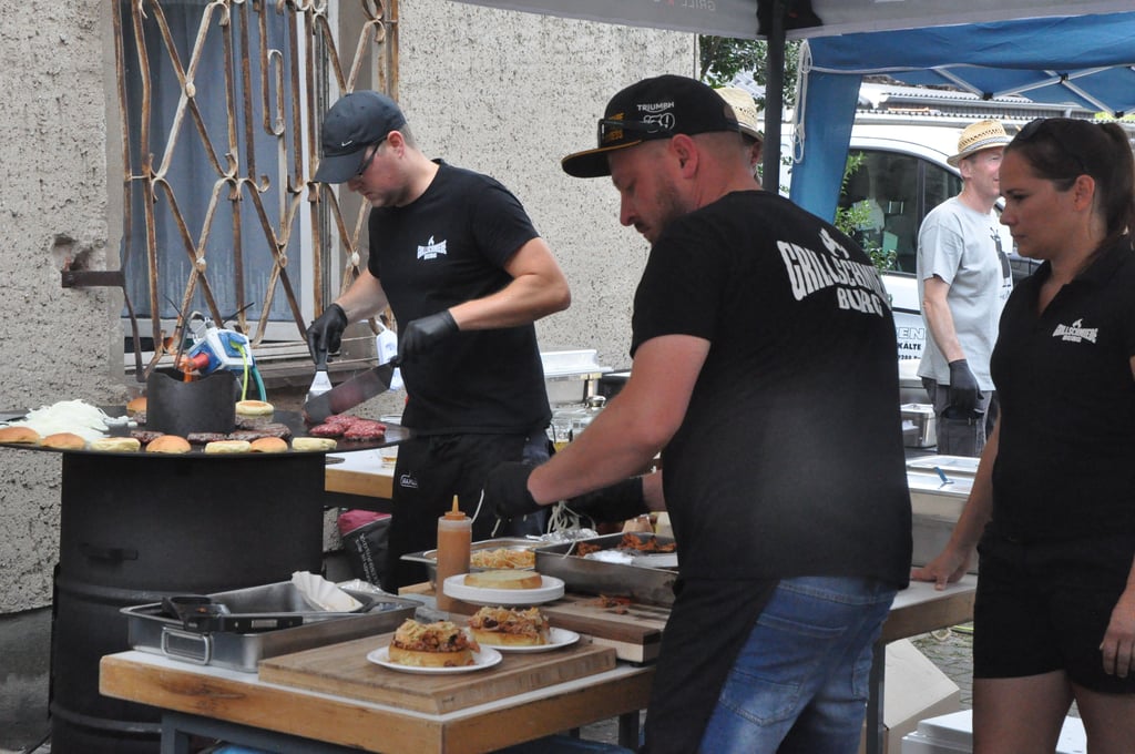 Burger wurden im Akkord produziert, bald schon hatte sich dennoch eine meterlange Schlange gebildet.