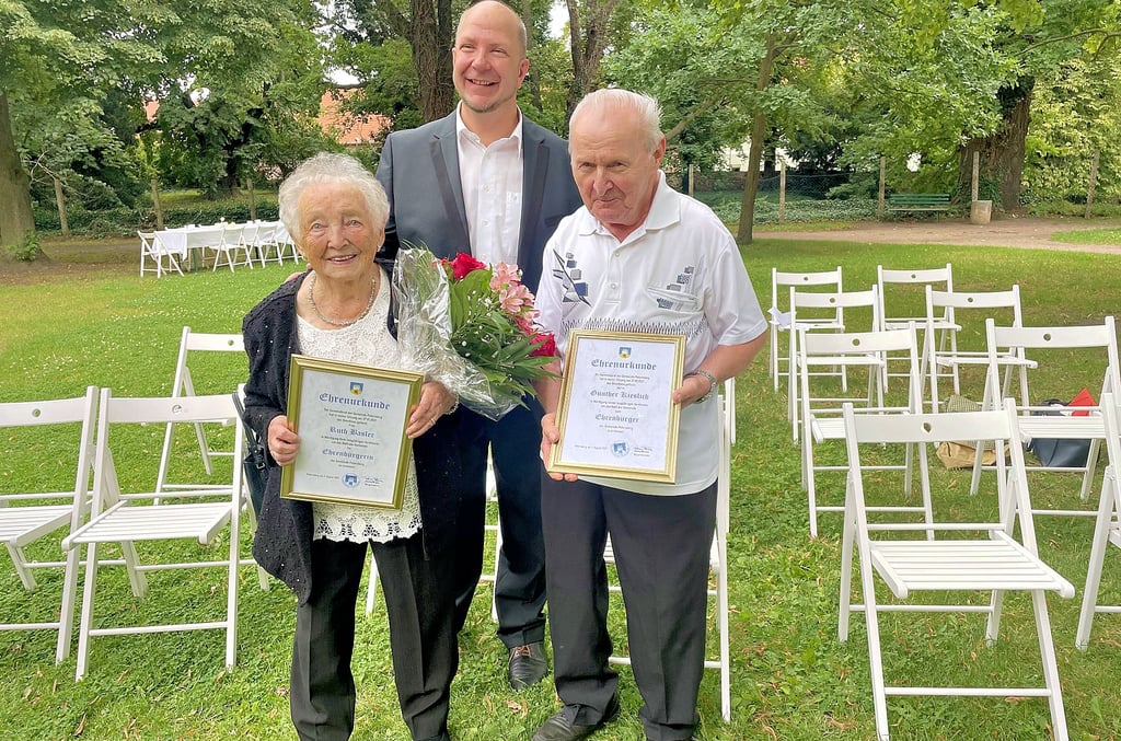 Ruth Basler und Günther Kieslich (v.li.n.re.) wurden von Bürgermeister Ronny Krimm (hinten) geehrt.