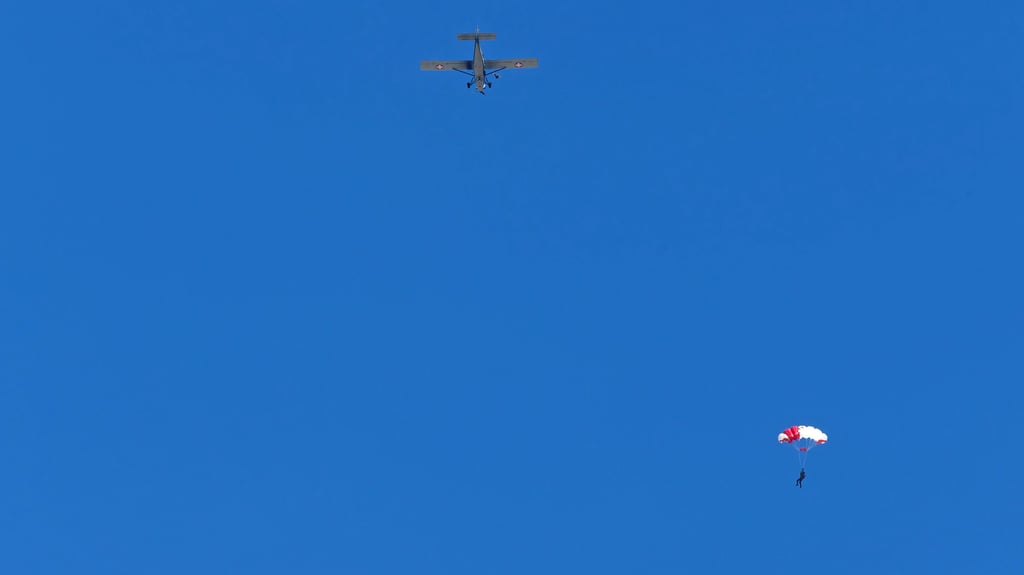 Symbolbild: Fallschirmspringer beim Sprung aus einem Flugzeug