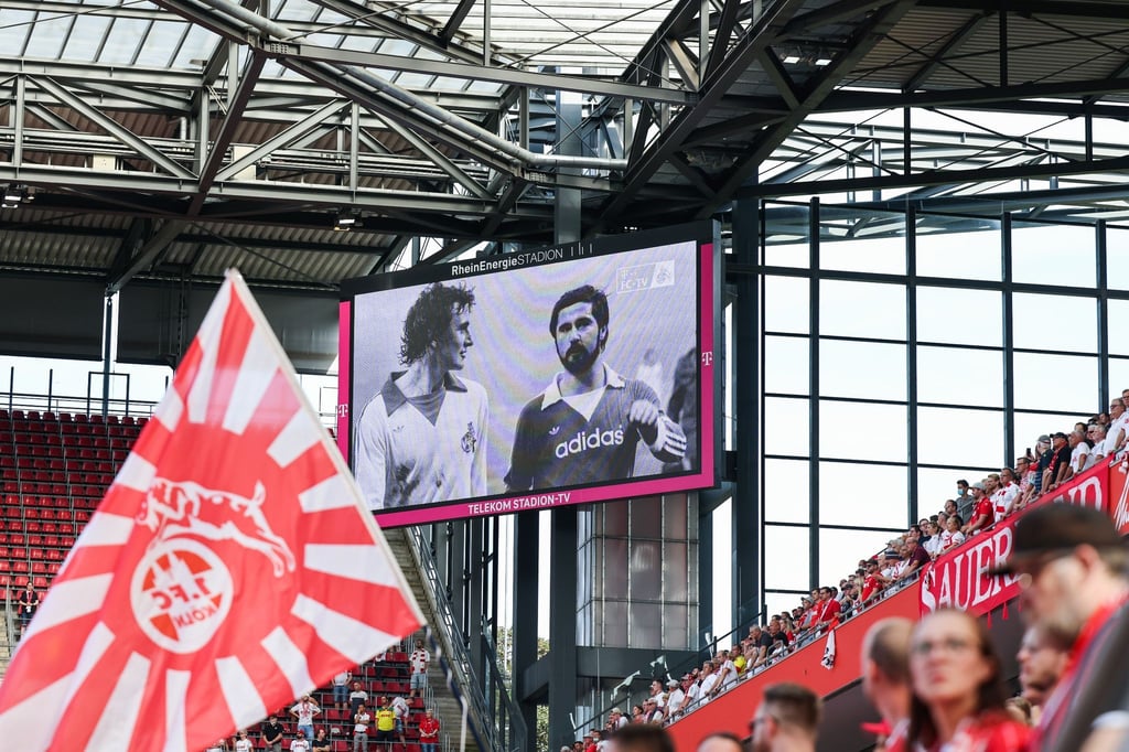 Blick ins Kölner Stadion bei einer Gedenkminute für Gerd Müller.
