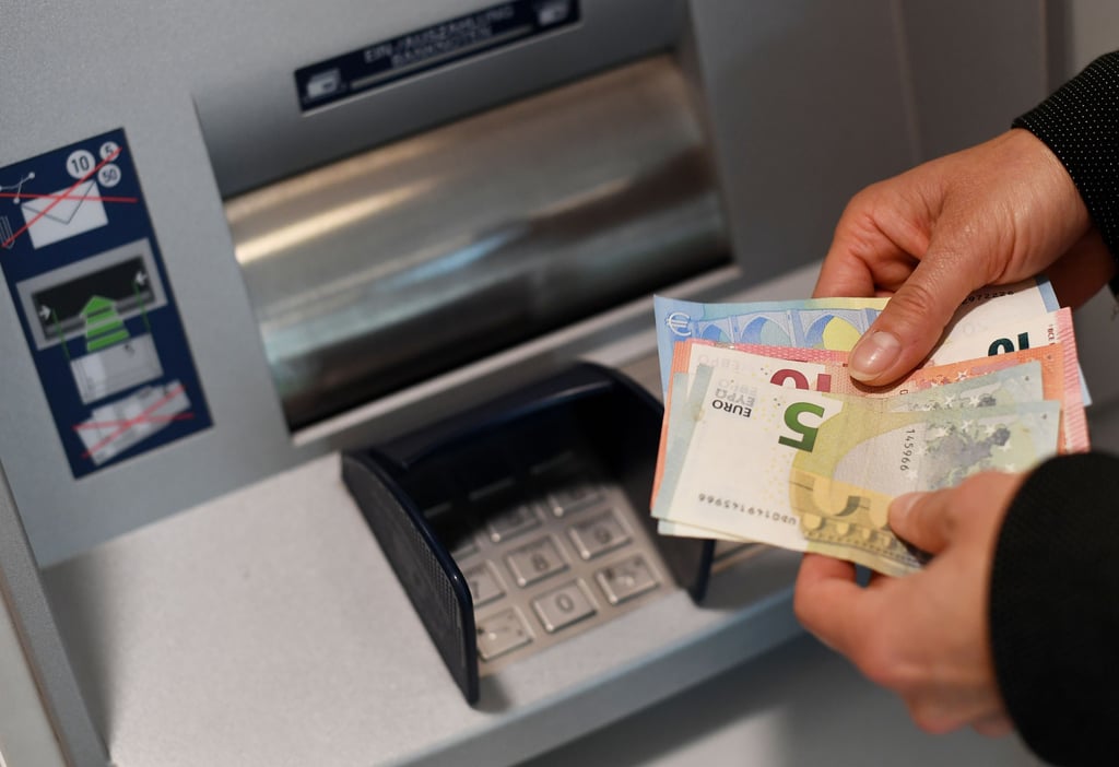 Geldautomaten unterscheiden eingezahltes Bargeld in vier verschiedene Kategorien.
