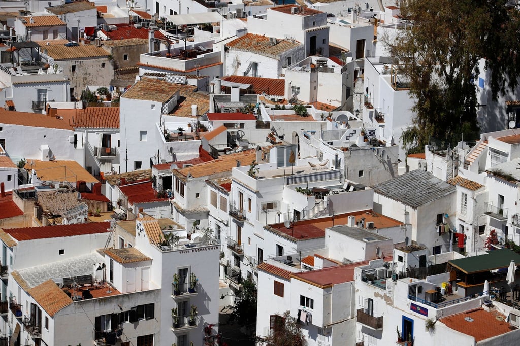 Aufgrund der hohen Corona-Infektionszahlen lässt die Regierung von Ibiza nun ausländische „Spione“ illegale Partys aufspüren.