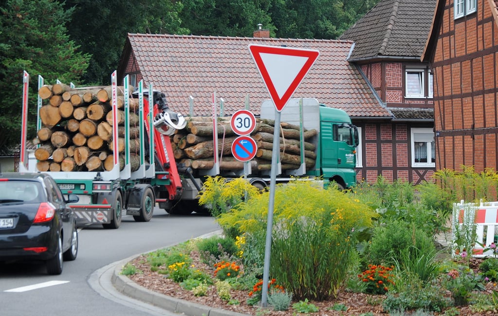 Aufgrund der Vollsperrung der B 71 in Winterfeld fährt der gesamte Schwerlastverkehr derzeit durch Beetzendorf. An der engen Kurve Freistraße/Steinweg (Tiedges Ecke) kommt es dabei manchmal zu gefährlichen Situationen.