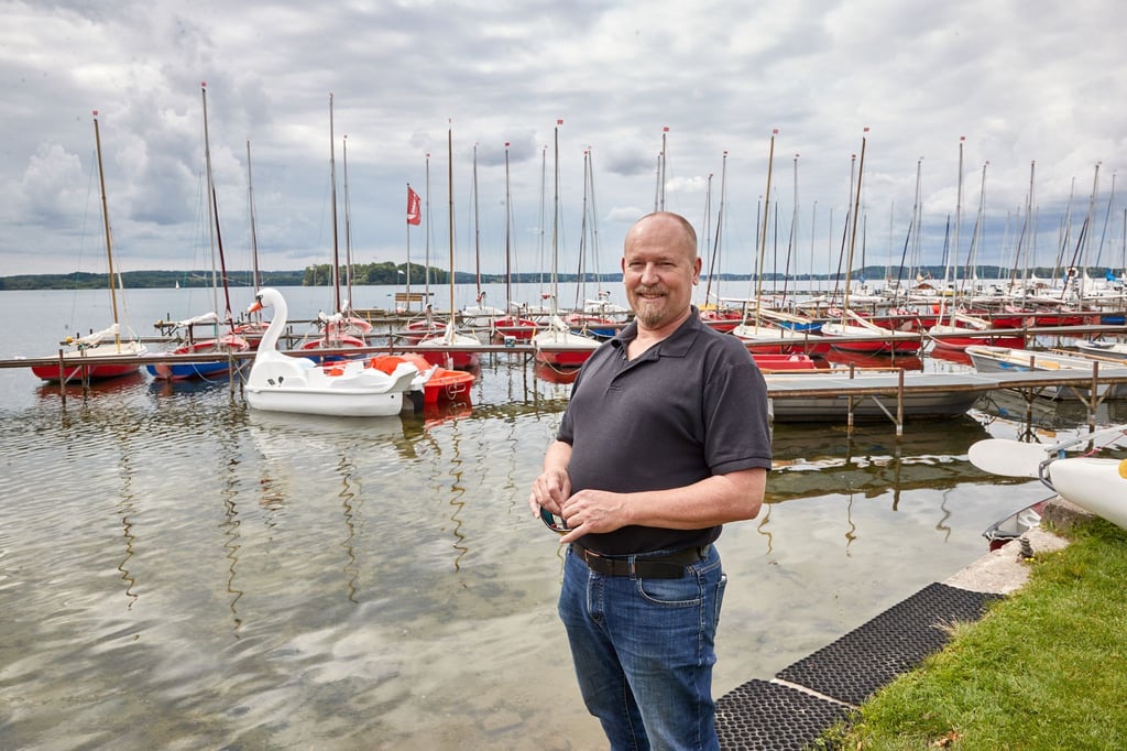 Segelschulbetreiber Helge Wiederich steht vor seinem Bootsanleger.