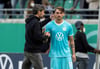 Wolfsburgs Trainer Mark van Bommel (l) leistete sich einen folgenschweren Wechselfehler.