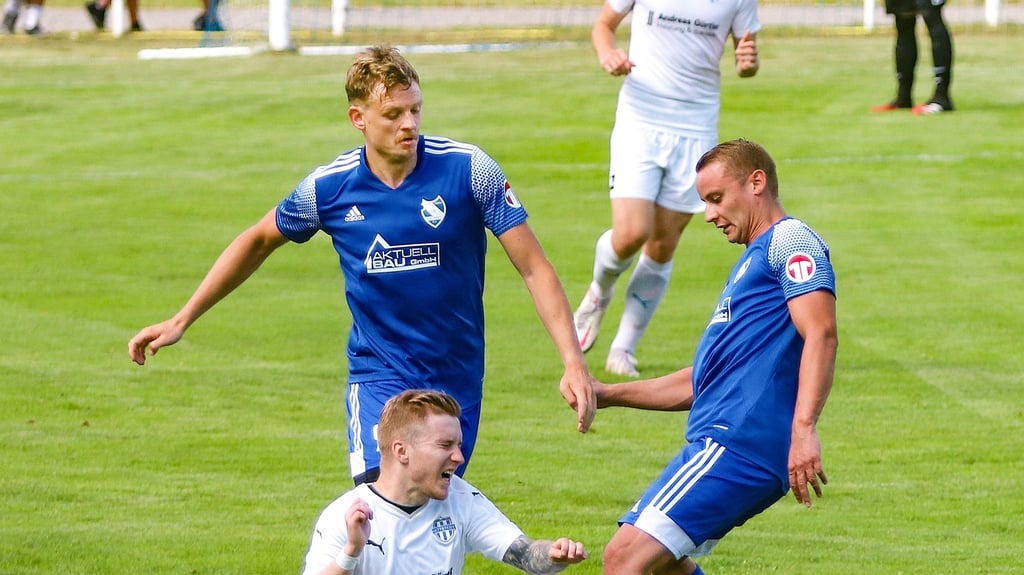 Kein Durchkommen gab es für den FC Hettstedt (weiß) im Spiel gegen Baalberge. Die Gstgeber verloren 0:4.