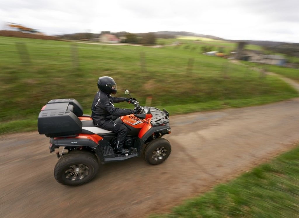 Unbekannte Täter haben im Zeitraum zwischen dem 11. und 16. August von einem Firmengelände in der Quedlinburger Landstraße in Halberstadt zwei Quads gestohlen.