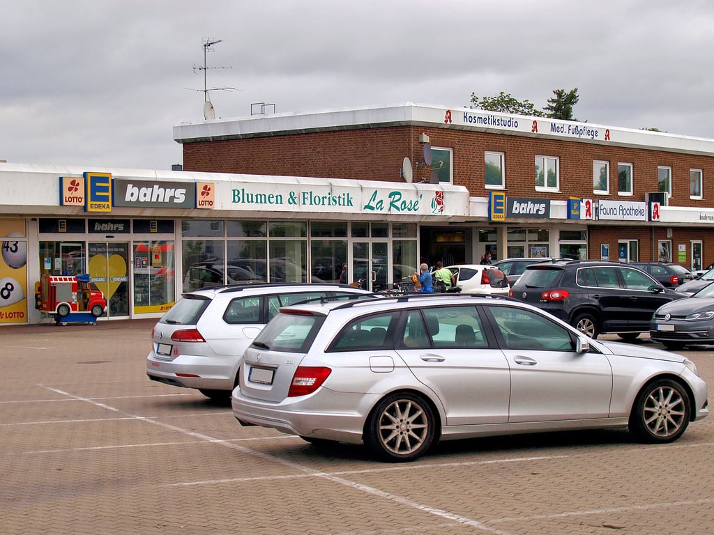 Seit knapp 30 Jahren steht das Einkaufszentrum an der Magdeburger Straße. Hauptmieter ist der Edeka-Markt. Nach guter Auslastung in den ersten Jahren stehen aktuell viele Geschäftsräume leer.