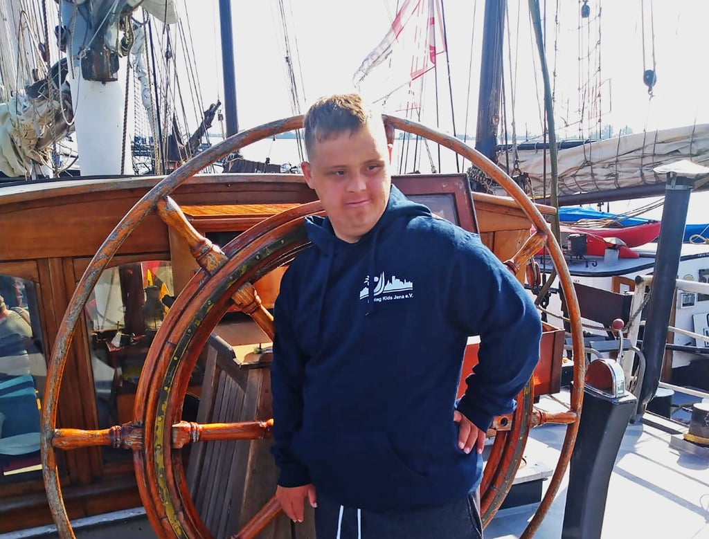 Der an Leukämie erkrankte Luca Bisch aus Lossa und seine Familie auf sommerlicher Erholungs-Tour mit den „Sailing Kids Jena“ im niederländischen IJsselmeer. Der 18-jährige Lossaer Luca an seinem Lieblingsplatz - dem Steuerrad.