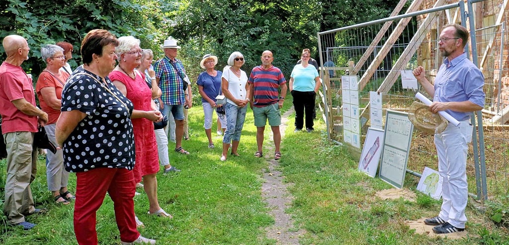 Ralf Engelkamp (rechts) stellte Besuchern das „Dorfwohnzimmer“-Projekt vor, mit dem sich die Verwalterhaus-Ruine zu einem Arbeits- und Begegnungsort entwickeln soll.