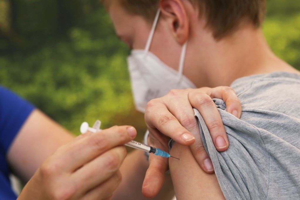 Eine Kinderärztin impft einen Jungen mit dem Corona-Impfstoff von Biontech-Pfizer. Nachdem die Stiko sich für Impfungen für alle ab 12 Jahren ausgesprochen hat, plant Niedersachsen Impfaktionen für Minderjährie.