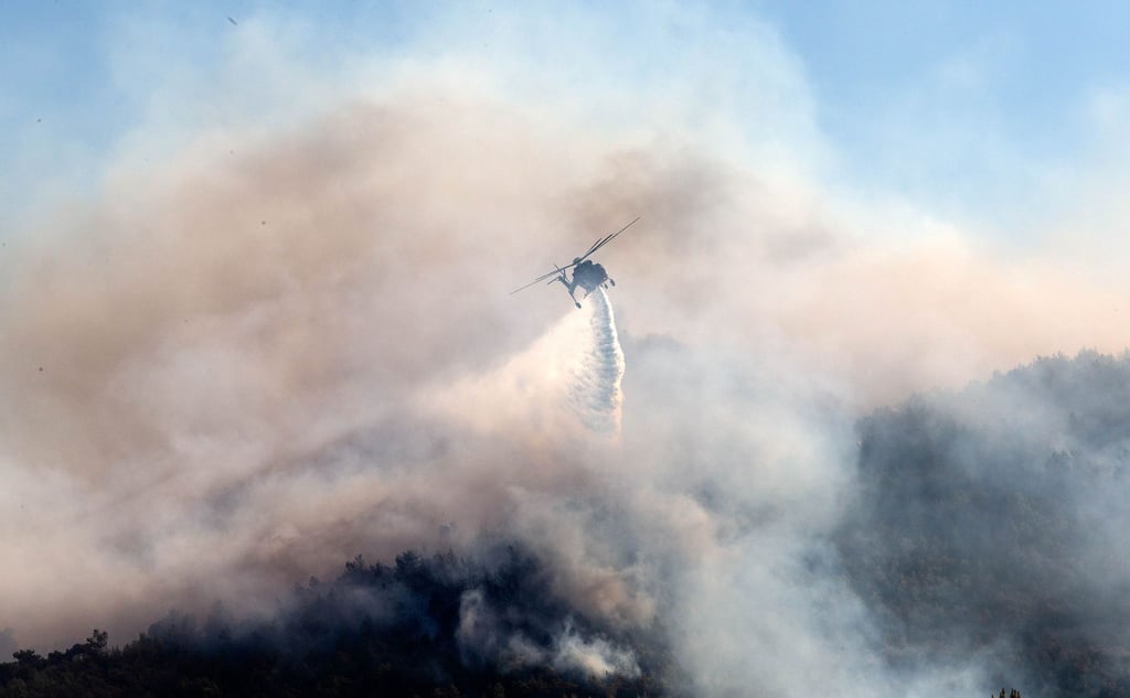 Ein Löschhubschrauber ist in Keratea südöstlich von Athen im Einsatz.