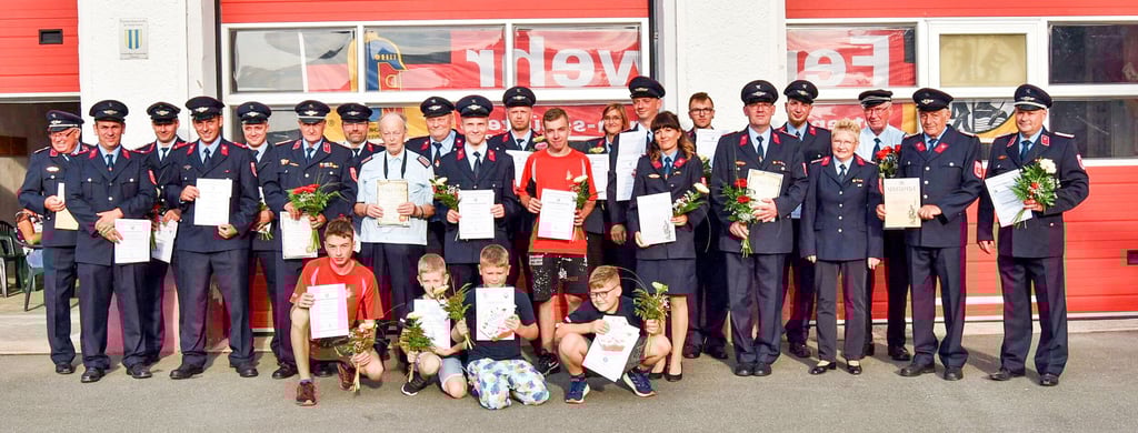 Während ihrer Jahreshauptversammlung befördert und ehrt die Feuerwehr Nebra zahlreiche Mitglieder.