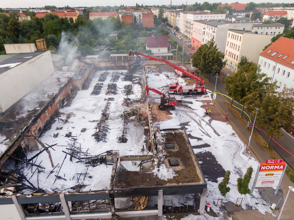 Beim Brand des Norma-Marktes in Magdeburg am vergangenen Sonntag, 15. August 2021, ist ein immenser Schaden entstanden. Bislang hat die Polizei zwei tatverdächtige Kinder ermittelt.