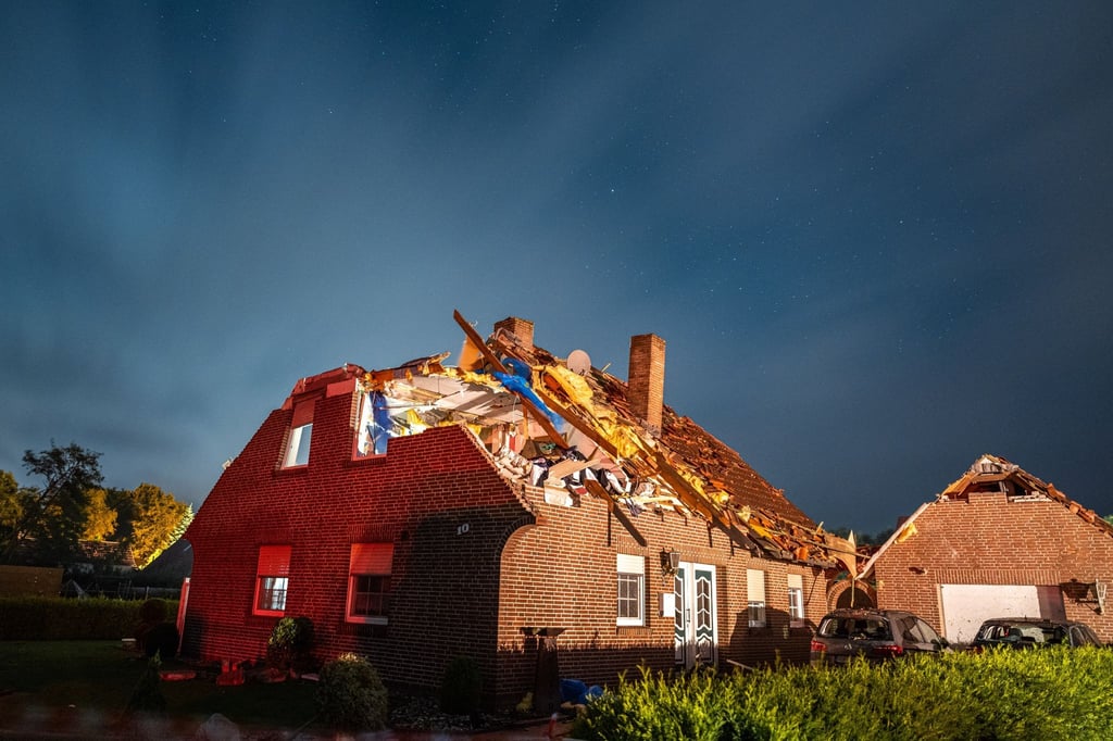Ein vom Sturm stark beschädigtes Haus in der Gemeinde Großheide.