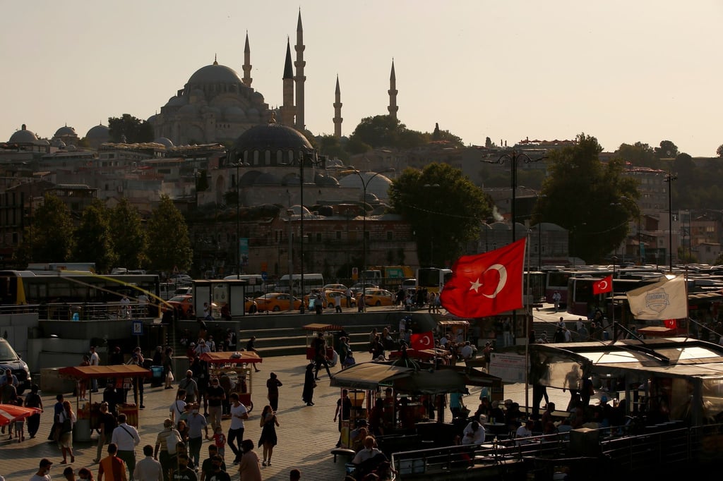 Menschen gehen in Istanbul spazieren. Wegen gestiegener Corona-Infektionen gilt die Türkei aus deutscher Sicht nun als Hochrisikogebiet.