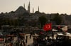 Menschen gehen in Istanbul spazieren. Wegen gestiegener Corona-Infektionen gilt die Türkei aus deutscher Sicht nun als Hochrisikogebiet.