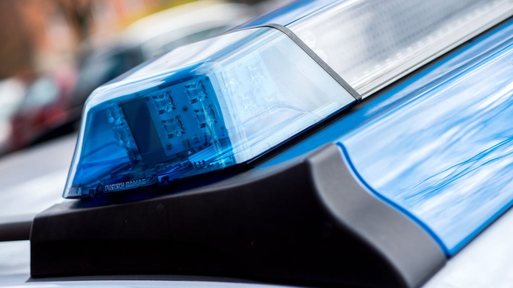 Der 23-jährige Magdeburger befuhr mit seinem PKW die Straße Am Hopfengarten und streifte hier einen parkenden PKW.