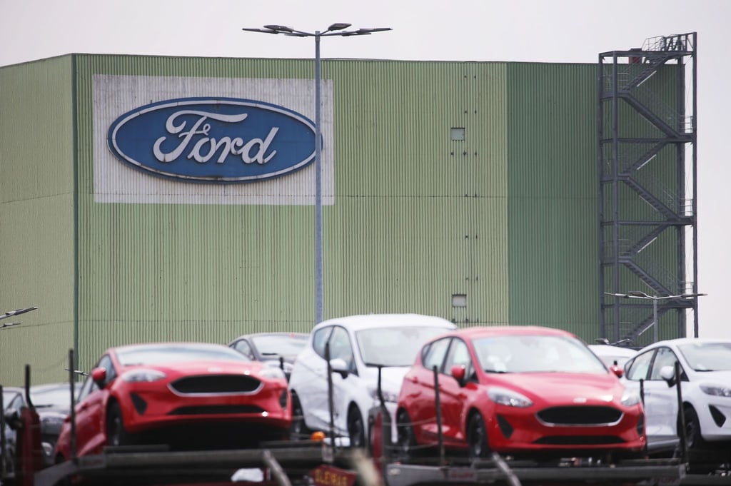Neuwagen vor dem Ford-Werk in Köln.