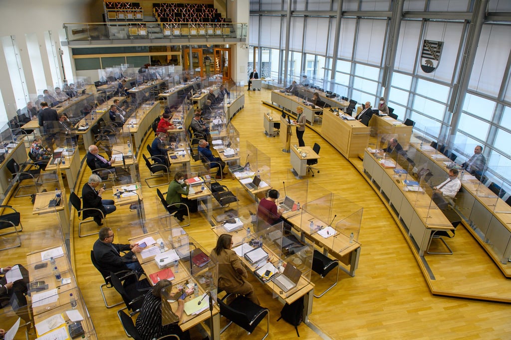 Abgeordnete debattieren im Landtag von Sachsen-Anhalt.