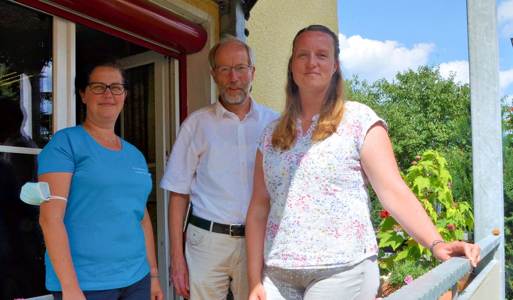 Susanne Kanemeier, Koordinatorin des ambulanten Hospizdienstes (links), und Hospizchef Ulrich Paulsen begrüßen Marleen Knopf in Stendal als neue ehrenamtliche Sterbebegleiterin. Sie wird vor allem im Nordwesten der Altmark tätig sein.