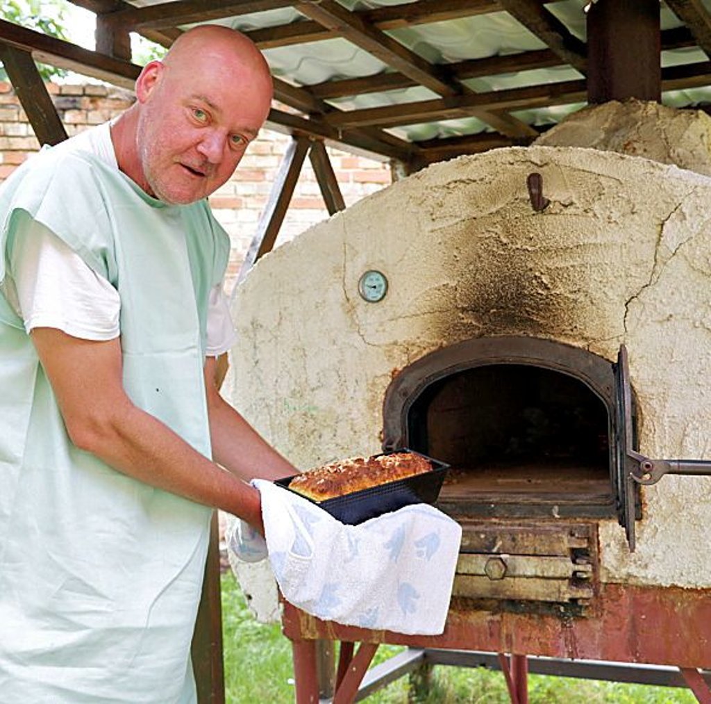 Backen wie in alten Zeiten: Vorgeheizt wird direkt im Ofen selbst.