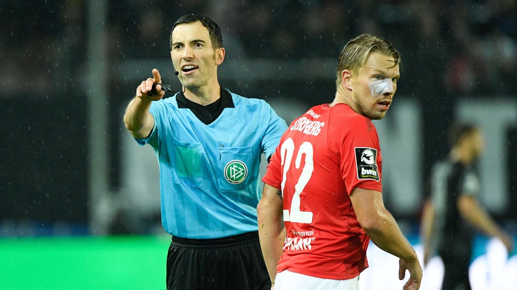 Janek Sternberg spielte mit seiner Gesichtsverletzung gegen Braunschweig bis zum Ende durch.