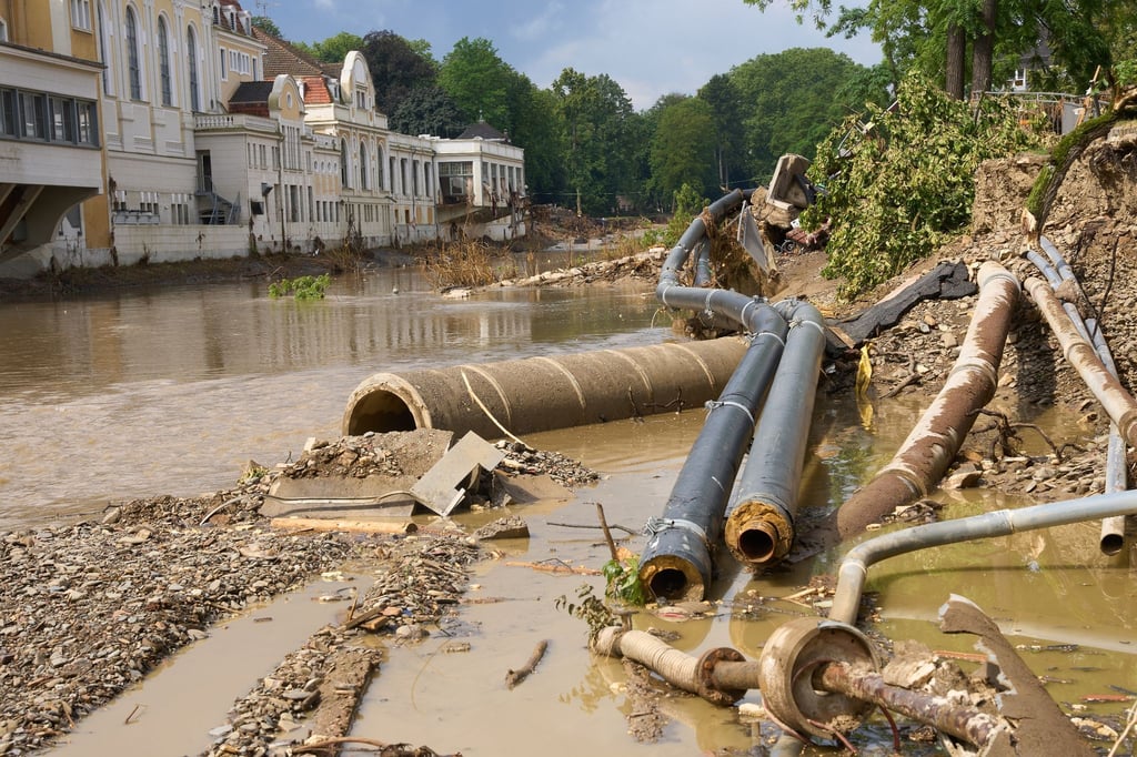 Weggeschwemmte Versorgungsleitungen liegen am Ufer der Ahr. Mit dem Hochwasser Mitte Juli sind insgesamt auch rund 350 Kilogramm Munition aus dem Zweiten Weltkrieg freigespült worden.