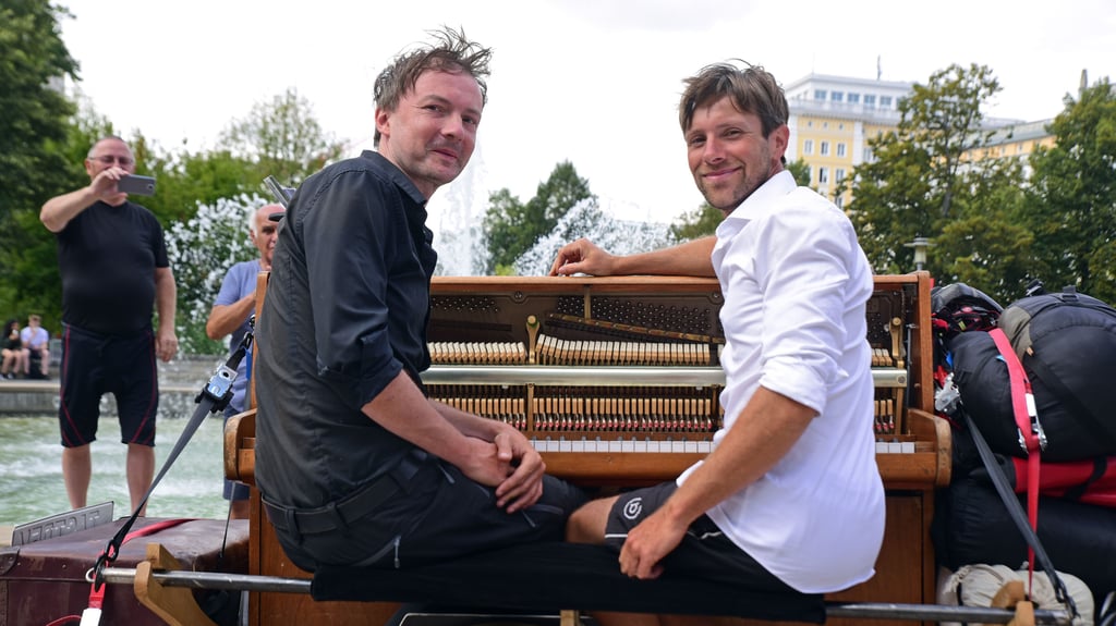 Andreas Güstel und Julian Eilenberger touren mit einem Fahrrad und ihrem Klavier die Elbe entlang, um auf die Situation von Künstlern während der Pandemie aufmerksam zu machen. Hier bei einem Stopp in Magdeburg.