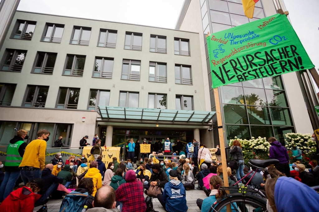 Umwelt-Aktivisten blockieren den Eingang des Deutschen Bauernverbands.