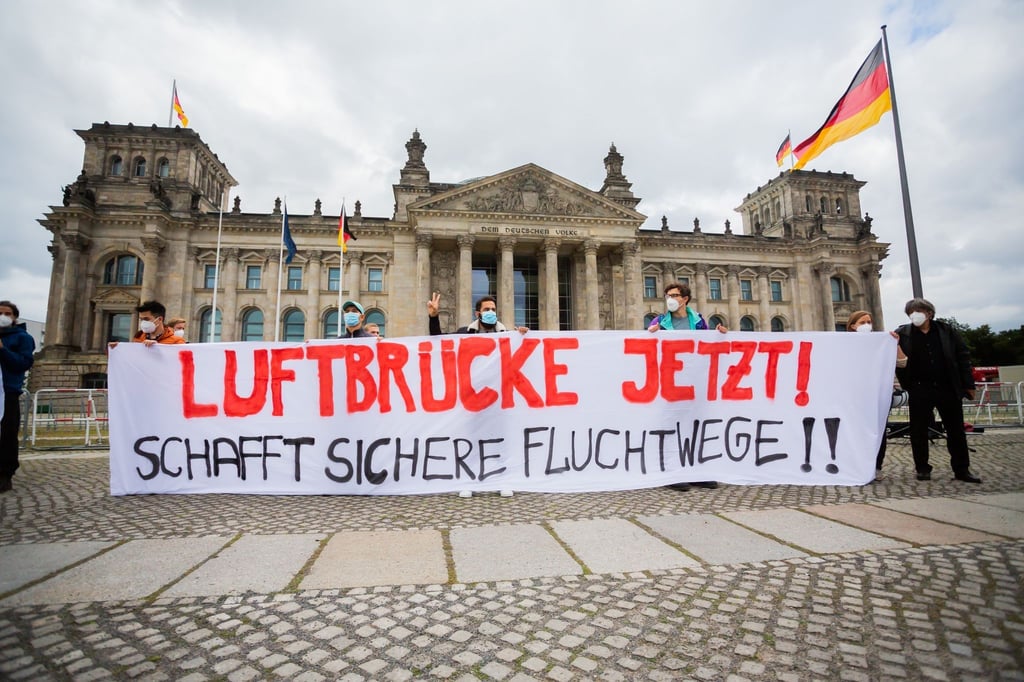 Demonstration für eine Luftbrücke aus Afghanistan vor dem Reichstagsgebäude in Berlin.