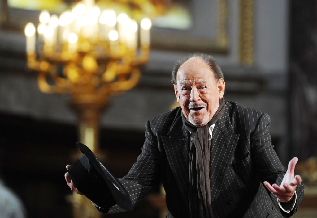 Schauspieler Herbert Köfer als armer Nachbar spielt eine Szene des Theaterstücks „Jedermann“.