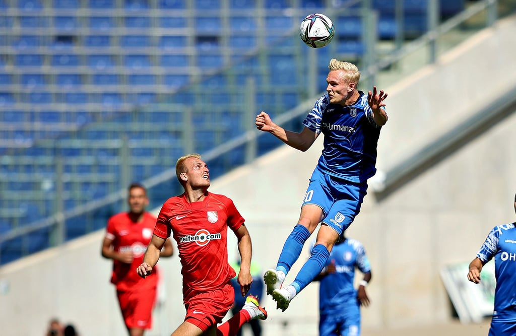 Julian Rieckmann (r.) sammelte gegen den TSV Havelse um den Ex-Magdeburger Julius Düker seine ersten 45 Pflichtspielminuten für den FCM.
