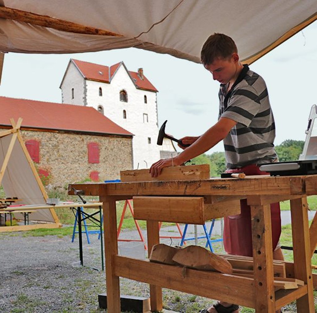 Das gesägte Holz wird gleich für einen neuen Zaun verwendet.