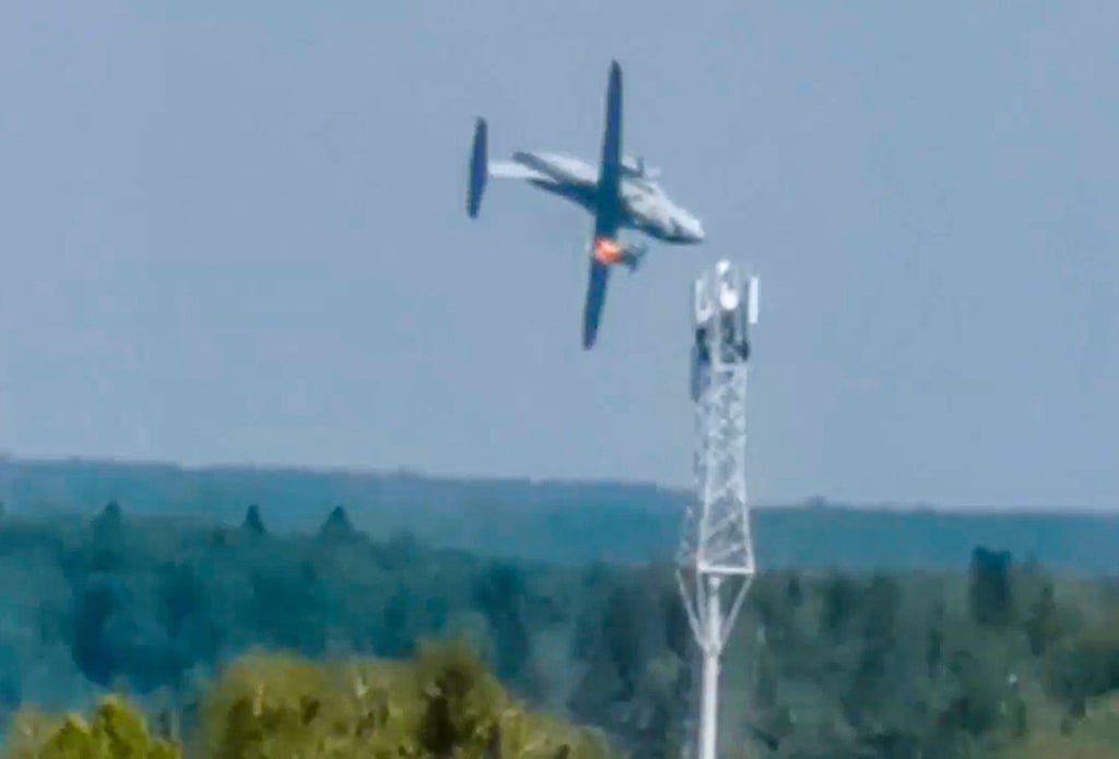 Das Videostandbild zeigt den Absturz in der Nähe des Flugplatzes Kubinka, etwa 45 Kilometer westlich von Moskau.