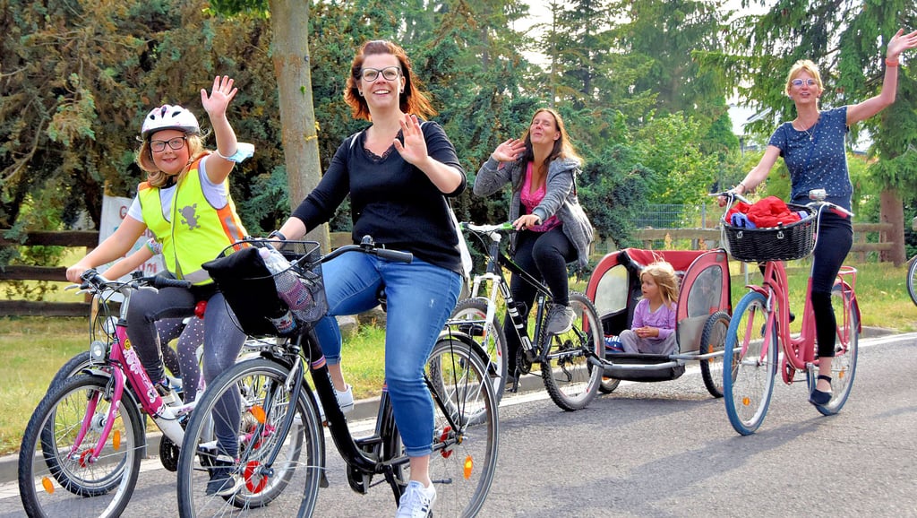 An der jüngsten Rad-Demo von Oebisfelde nach Bösdorf Ende Juni dieses Jahres beteiligten sich auch viele junge Familien aus Orten der Region, die für einen sicheren straßenbegleitenden Radweg an der L 24 kämpfen.