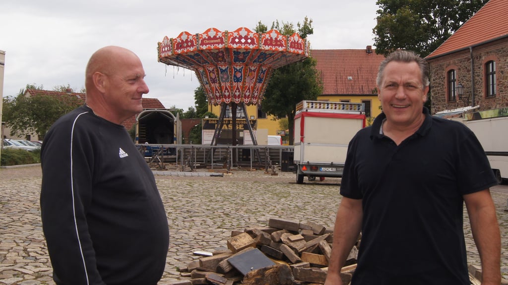 Schausteller Renè Wesemann und Burkhard Mantau freuen sich, endlich wieder arbeiten zu können.