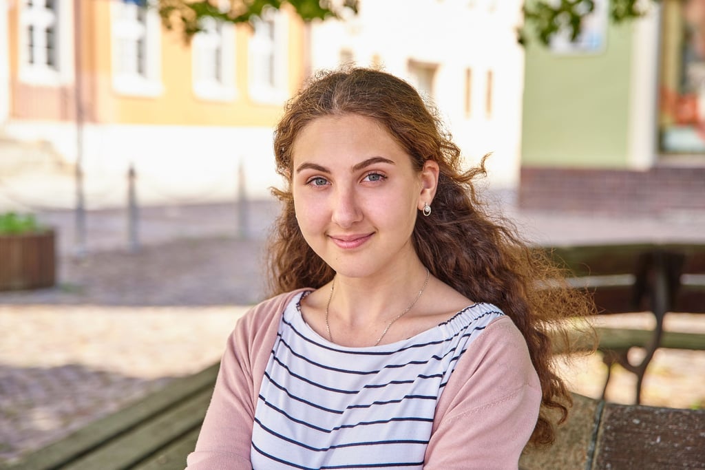 Anna Petrosyan beginnt im Nienburger Rathaus eine Ausbildung.