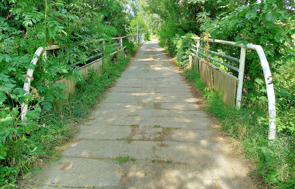 Die Brücke zum Gelände des Reitsportvereins Felsenmühle neigt sich leicht nach links. Um sie zu befahren, müssen Autos unter drei Tonnen wiegen.
