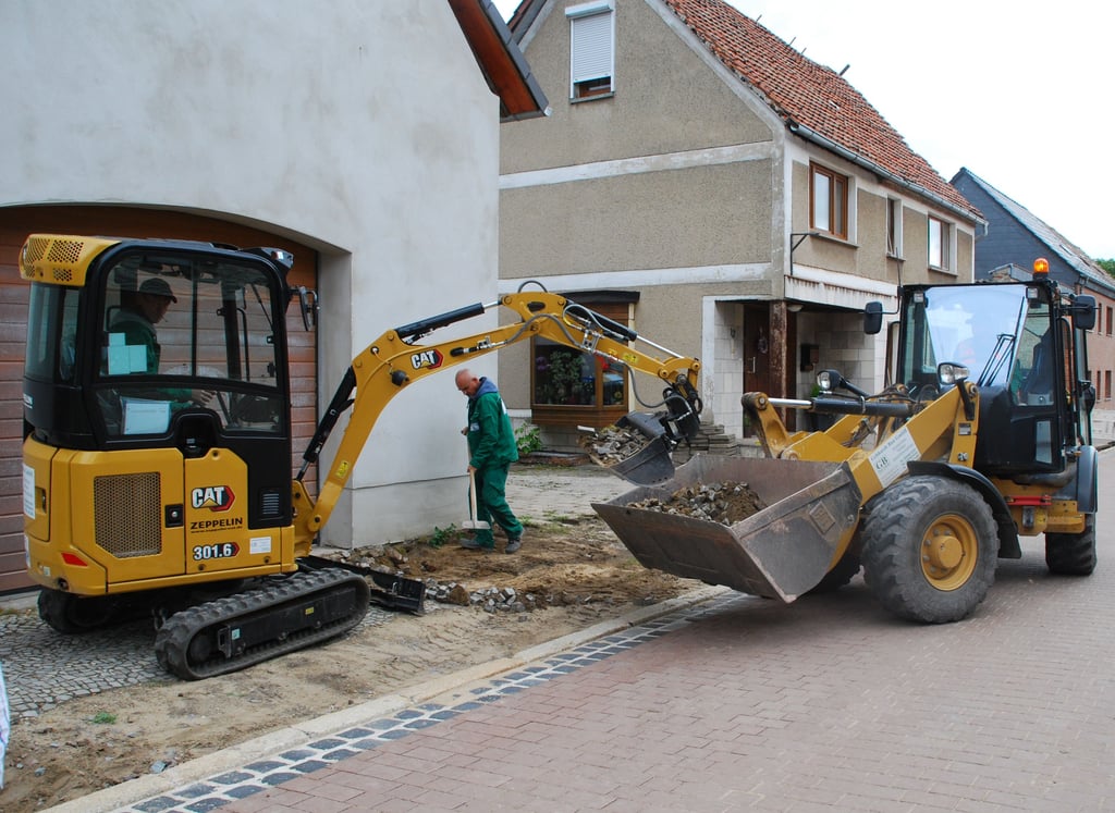 Die Mitarbeiter der beauftragten Baufirma sind dabei die Gehwege und die Grünanlagen im Breiten Weg fertigzustellen.