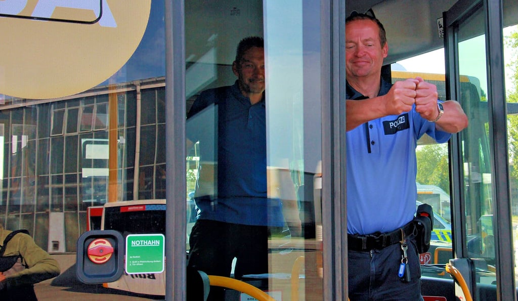 Mit vollem Körpereinsatz werden die Busse für den Straßenverkehr in Stendal geprüft. Polizeihauptmeister Ralf Schwuchow testet die Schließkraft der Türen. Diese darf nicht zu stark sein, damit kein Verletzungsrisiko besteht.